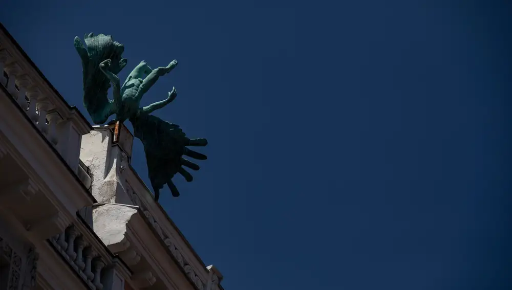 Accidente aéreo es una escultura que puede contemplarse en la fachada del 3 de la calle de los Milaneses