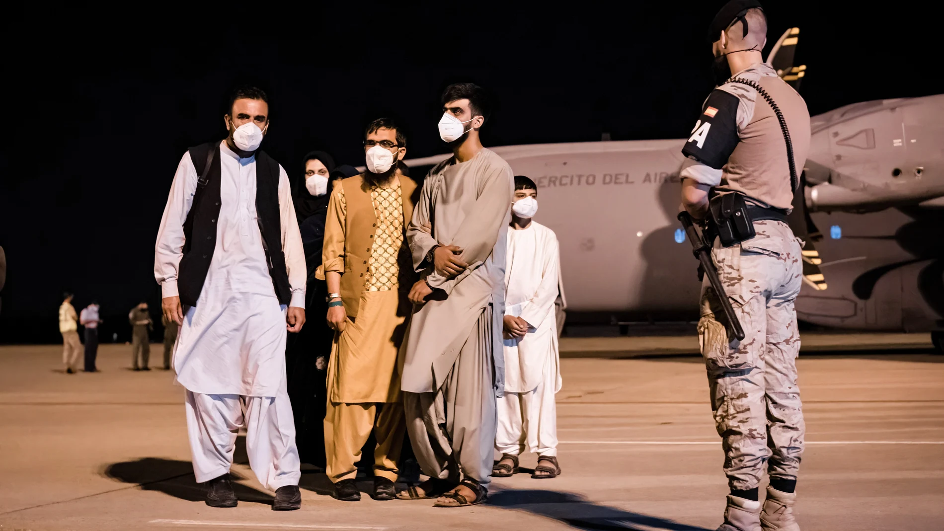 Los primeros refugiados afganos llegaron a la base de Torrejón de Ardoz