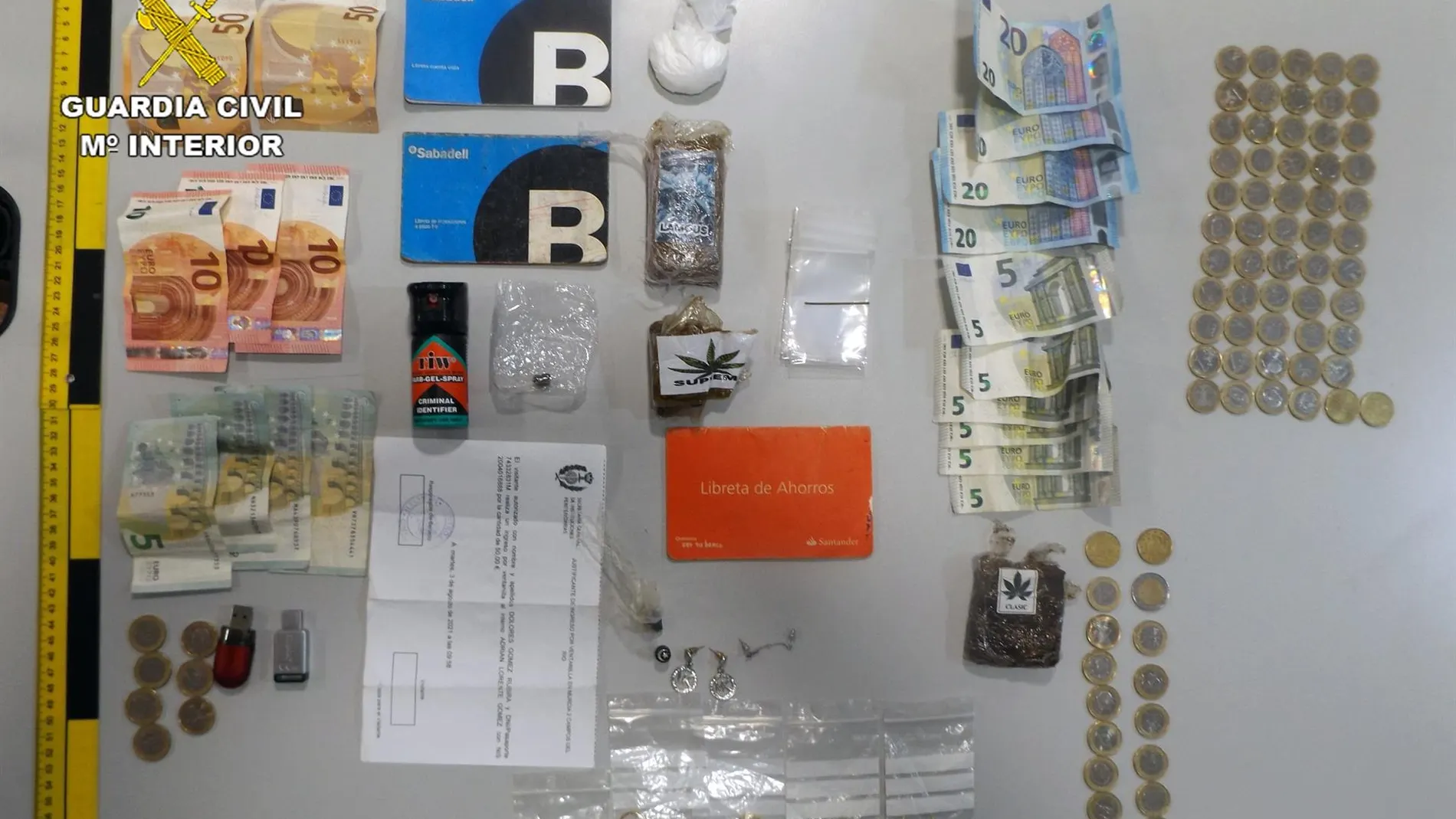 Droga, dinero y otros objetos requisados por la Guardia Civil