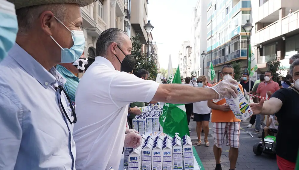 Asaja y la Alianza UPA-COAG se manifiestan en defensa del vacuno de leche