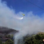 Un helicóptero trabaja para sofocar las llamas en el incendio de Carracedo