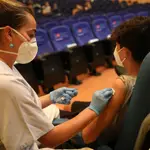 Una sanitaria después de vacunar a un menor contra el coronavirus con una dosis de Pfizer, en el dispositivo puesto en marcha en las instalaciones del Hospital General Universitario Gregorio Marañón