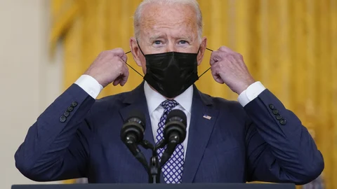 Joe Biden se quita la mascarilla antes de su comparecencia en la Casa Blanca