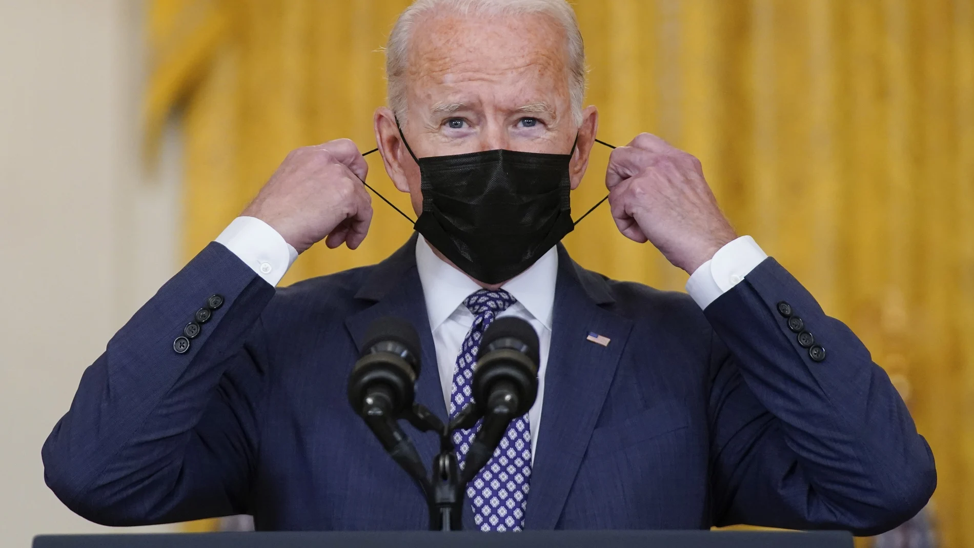 Joe Biden se quita la mascarilla antes de su comparecencia en la Casa Blanca
