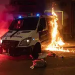 Una furgoneta de la Guardia Urbana, quemada en los disturbios protagonizados por los CDR en Barcelona en protesta por la sentencia del &quot;procés&quot;