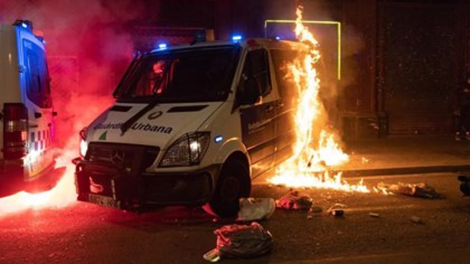 Una furgoneta de la Guardia Urbana, quemada en los disturbios protagonizados por los CDR en Barcelona en protesta por la sentencia del "procés"