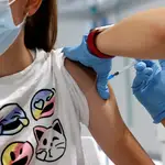 Una adolescente se vacuna contra la covid-19 en el hospital Enfermera Isabel Zendal de Madrid