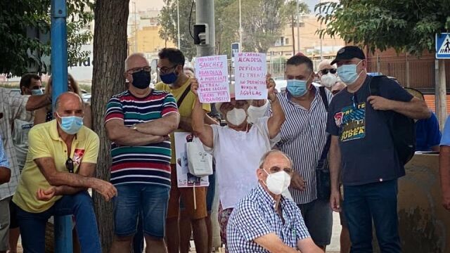 Vecinos de Águilas reclaman a la alcaldesa, Mari Carmen Moreno, que actúe ante el cierre de la línea ferroviaria