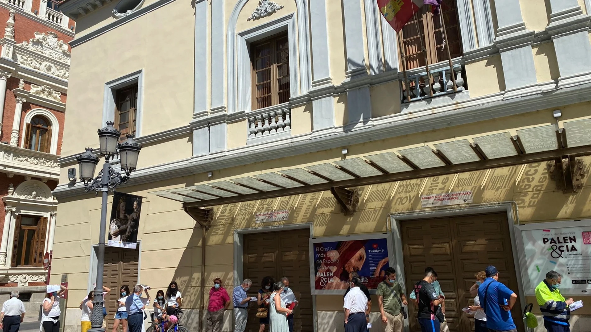 Más de 6.500 palentinos recogen su entrada para las actividades del programa cultural de las fiestas de San Antolín durante el primer día de entrega