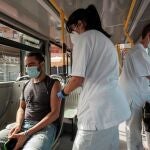 La "Vacuguagua" del Servicio Canario de Salud ha comenzado este sábado a recorrer playas y pueblos de Gran Canaria