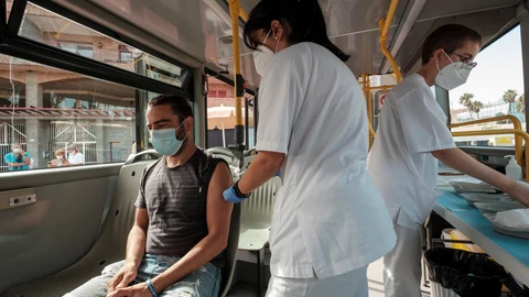 La "Vacuguagua" del Servicio Canario de Salud ha comenzado este sábado a recorrer playas y pueblos de Gran Canaria