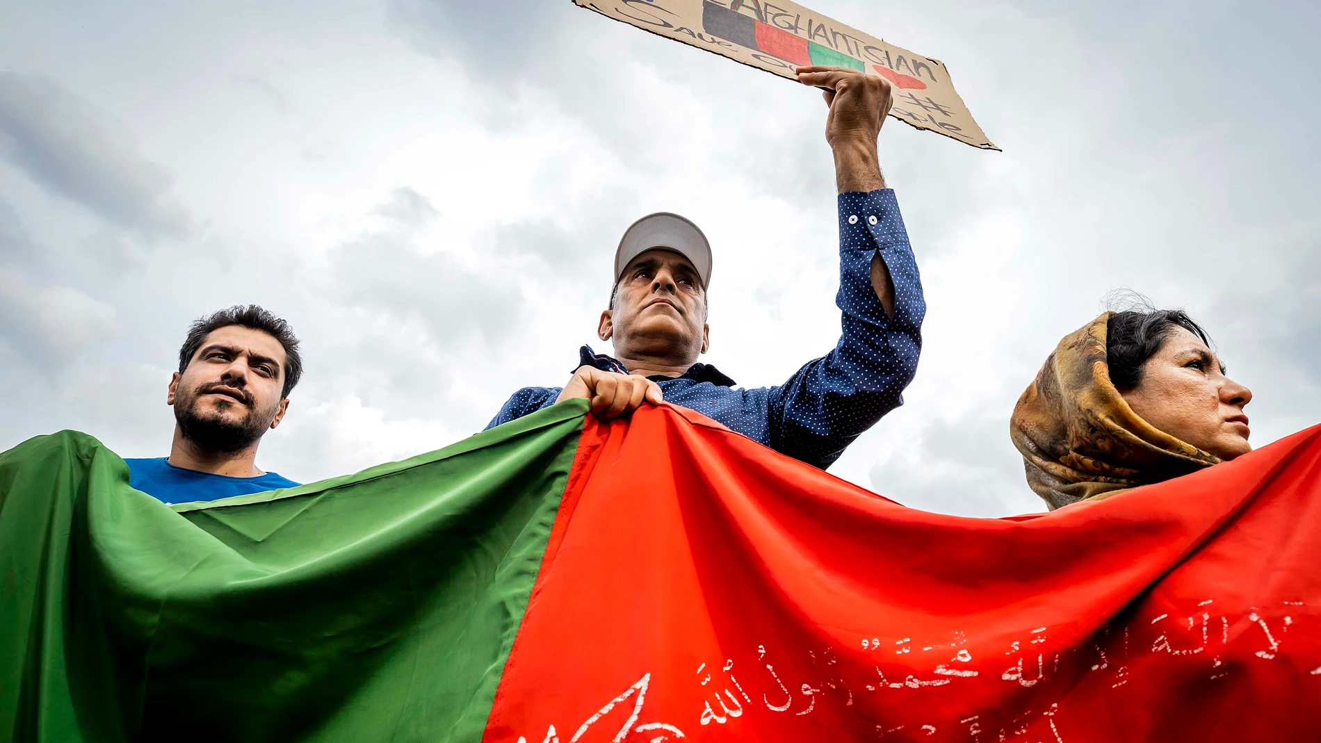 Miembros de la comunidad afgana se manifiestan en solidaridad con Afganistán