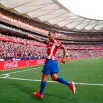 Ángel Correa celebra el primer gol de su equipo ante el Elche en el Wanda