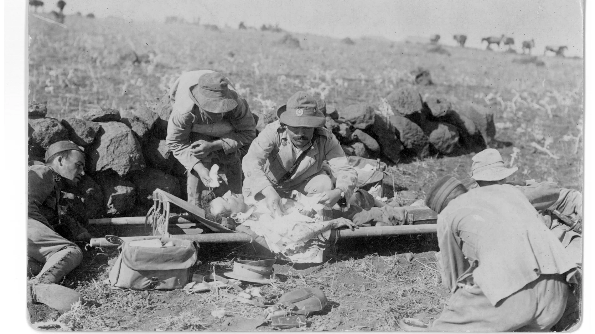 Unos médicos auxilian a soldados españoles en Annual, un episodio que se relata en el libro "A cien años de Annual"