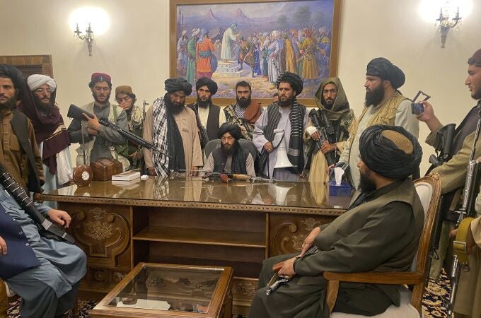Imagen de la toma del palacio presidencial por parte de los talibanes hace hoy una semana