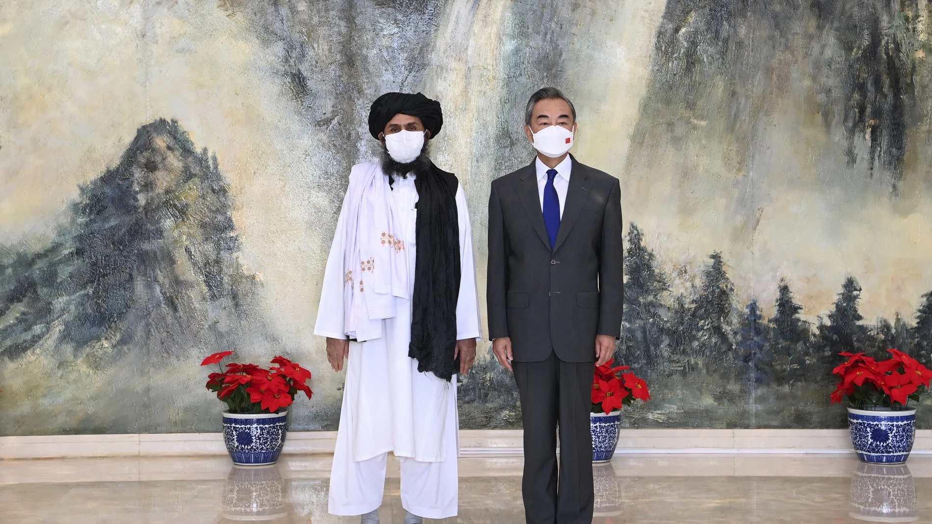 El mulá Abdul Ghani Baradar en un encuentro con el ministro de Exteriores chino Wang Yi