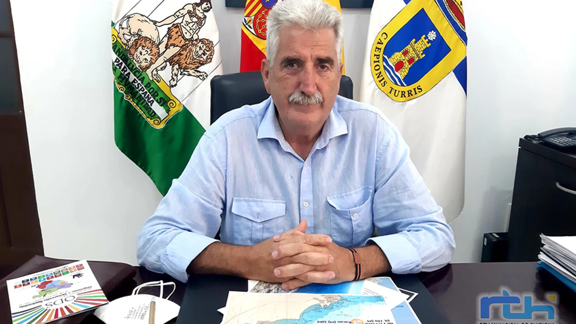 El alcalde de Chipiona, Luis Mario Aparcero, durante su comparecencia de este lunes