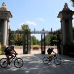 Ciclistas circulan por delante del parque de El Retiro en Madrid