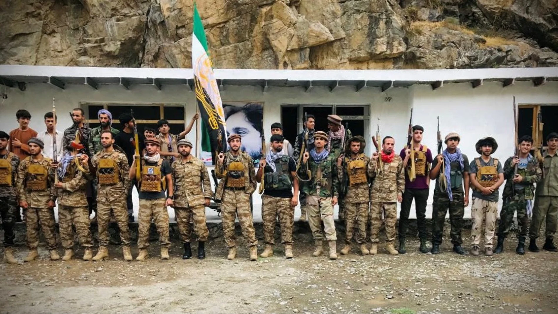 Hombres preparados para defender Panjshir de los talibanes