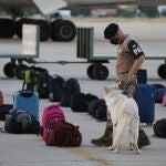 Llegada de un avión de Air Europa, procedente de Kabul, con 260 Afganos refugiados a la base aérea de Torrejón.