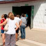 Varias personas hacen cola para entrar en el polideportivo "Paco Gandía" de la localidad sevillana de Estepa para la vacunación. EFE/Raúl Caro