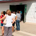 Varias personas hacen cola para entrar en el polideportivo &quot;Paco Gandía&quot; de la localidad sevillana de Estepa para la vacunación. EFE/Raúl Caro