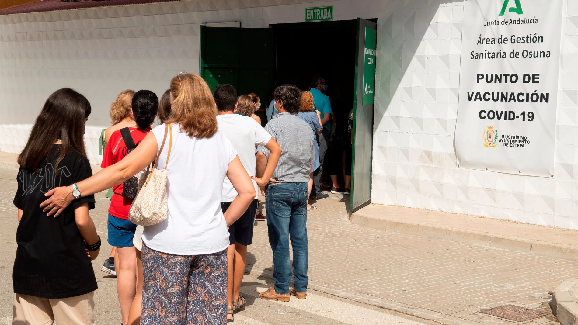 Varias personas hacen cola para entrar en el polideportivo "Paco Gandía" de la localidad sevillana de Estepa para la vacunación. EFE/Raúl Caro
