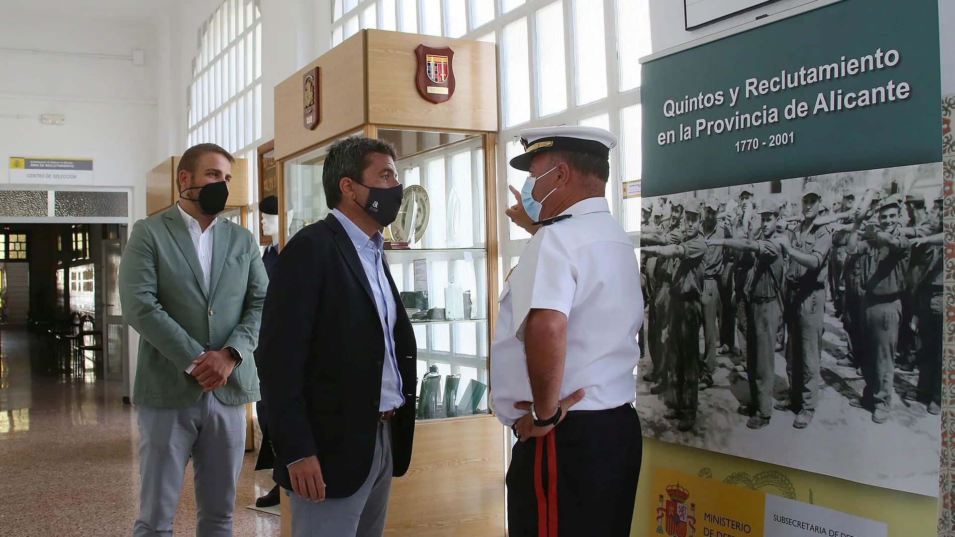 El presidente de la Diputación de Alicante, Carlos Mazón, ayer durante la visita a la exposición