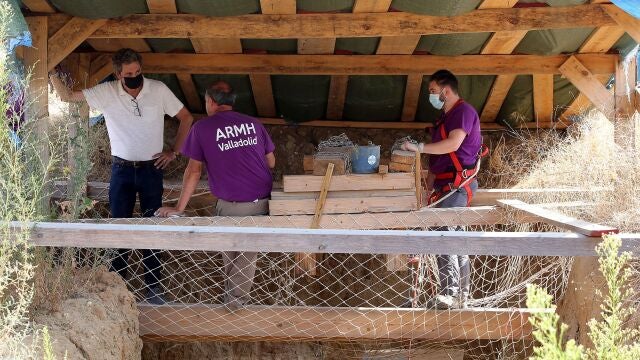 El senador del PSOE, Manuel escarda, visita el pozo donde la ARMH realiza labores de exhumación en Medina del Campo (Valladolid)