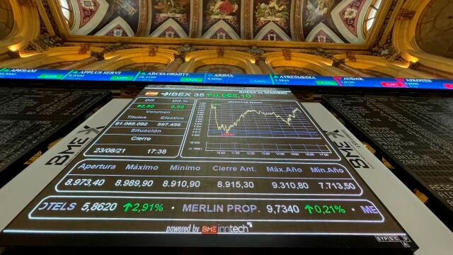 Un panel muestra la evolución del Ibex 35 en el interior de la Bolsa de Madrid