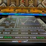 Un panel muestra la evolución del Ibex 35 en el interior de la Bolsa de Madrid