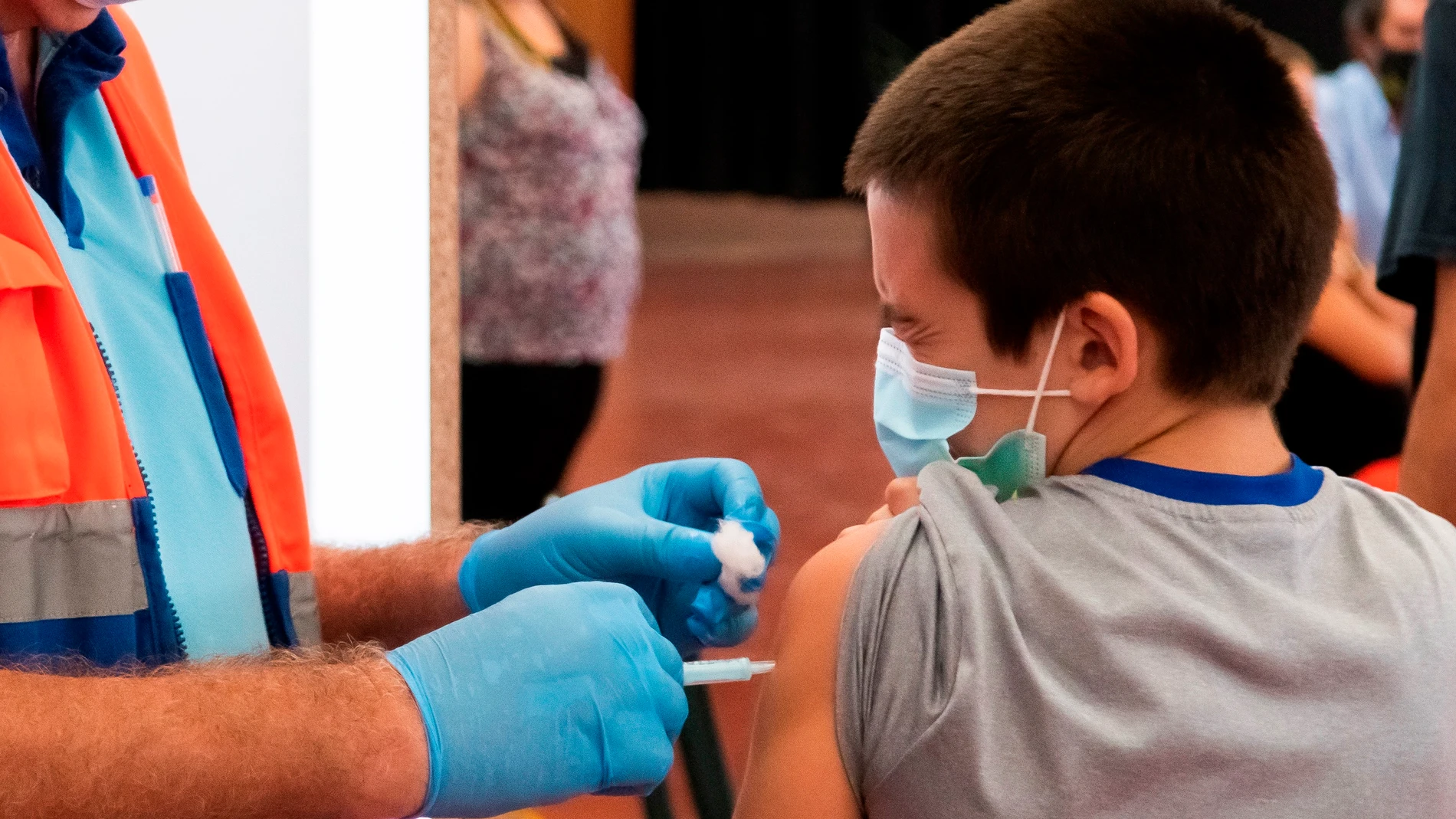 Un niño durante la vacunación en Andalucía.EFE/Raúl Caro