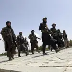 Combatientes talibanes patrullando calles de Kabul