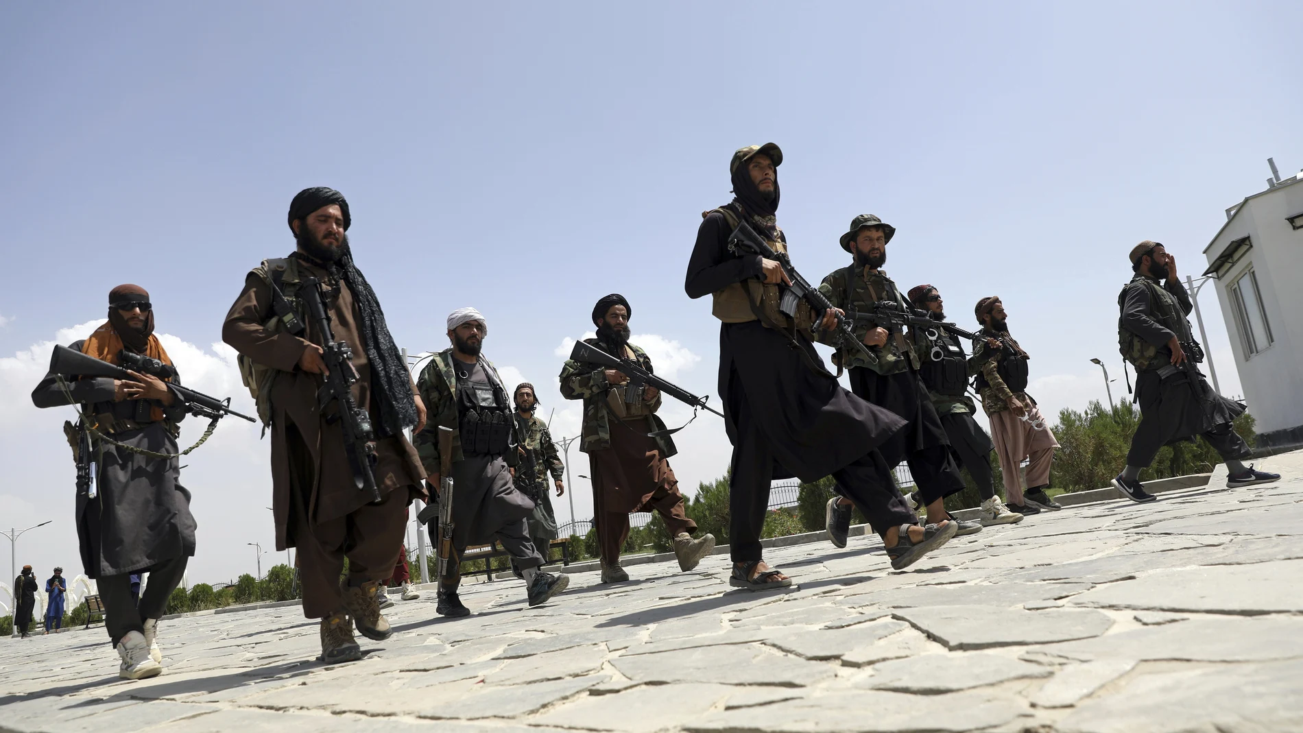 Combatientes talibanes patrullando calles de Kabul