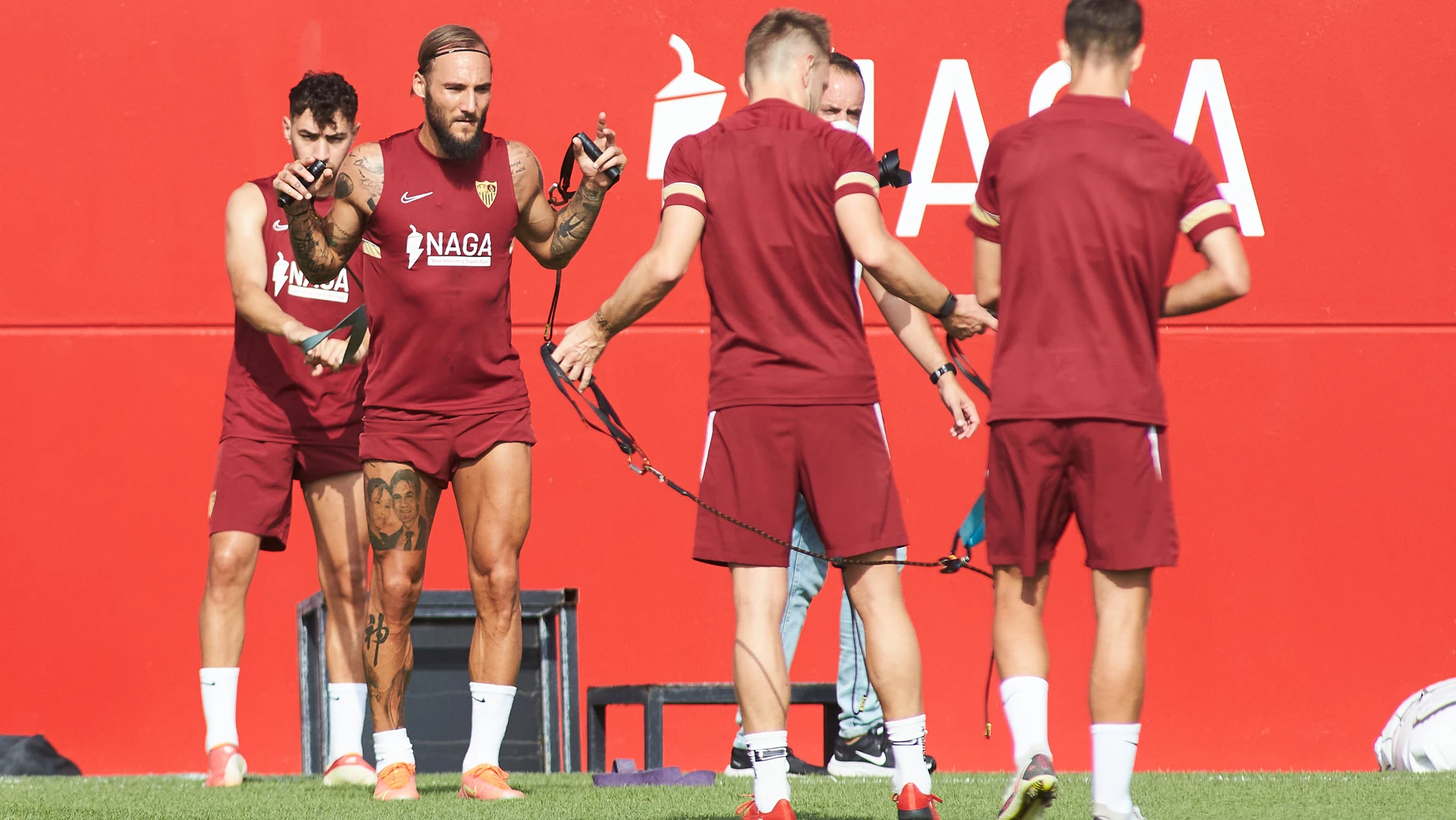 Nemanja Gudelj y Munir El Haddadi en un entrenamiento del Sevilla.