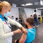 Un hombre recibe la vacuna contra la covid en el punto de vacunación masivo instalado en el Wizink Center de Madrid