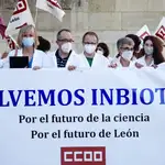 Los trabajadores de Inbiotec se concentran en defensa de la supervivencia del Instituto de Biotecnología de León y por el mantenimiento de los puestos de trabajo del personal del centro tecnológico