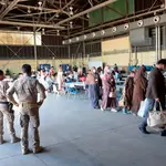 Las autoridades francesas han puesto bajo vigilancia antiterrorista a cinco afganos evacuados desde Kabul este pasado fin de semana