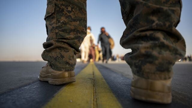 Un marine de EE UU que protege el aeropuerto de Kabul