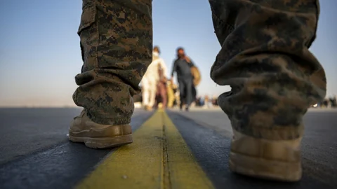 Un marine de EE UU que protege el aeropuerto de Kabul