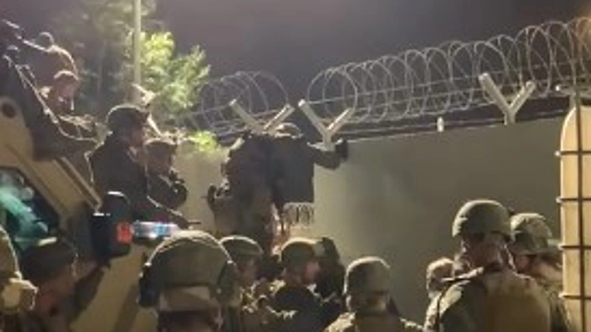 Pantallazo del vídeo que muestra cómo entran los afganos en el aeropuerto