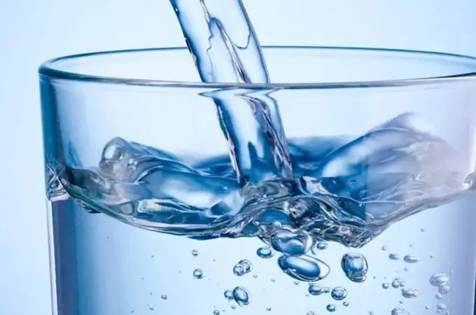 Adiós al mito de los 8 vasos de agua diarios: son demasiados para la mayoría de personas, según los científicos