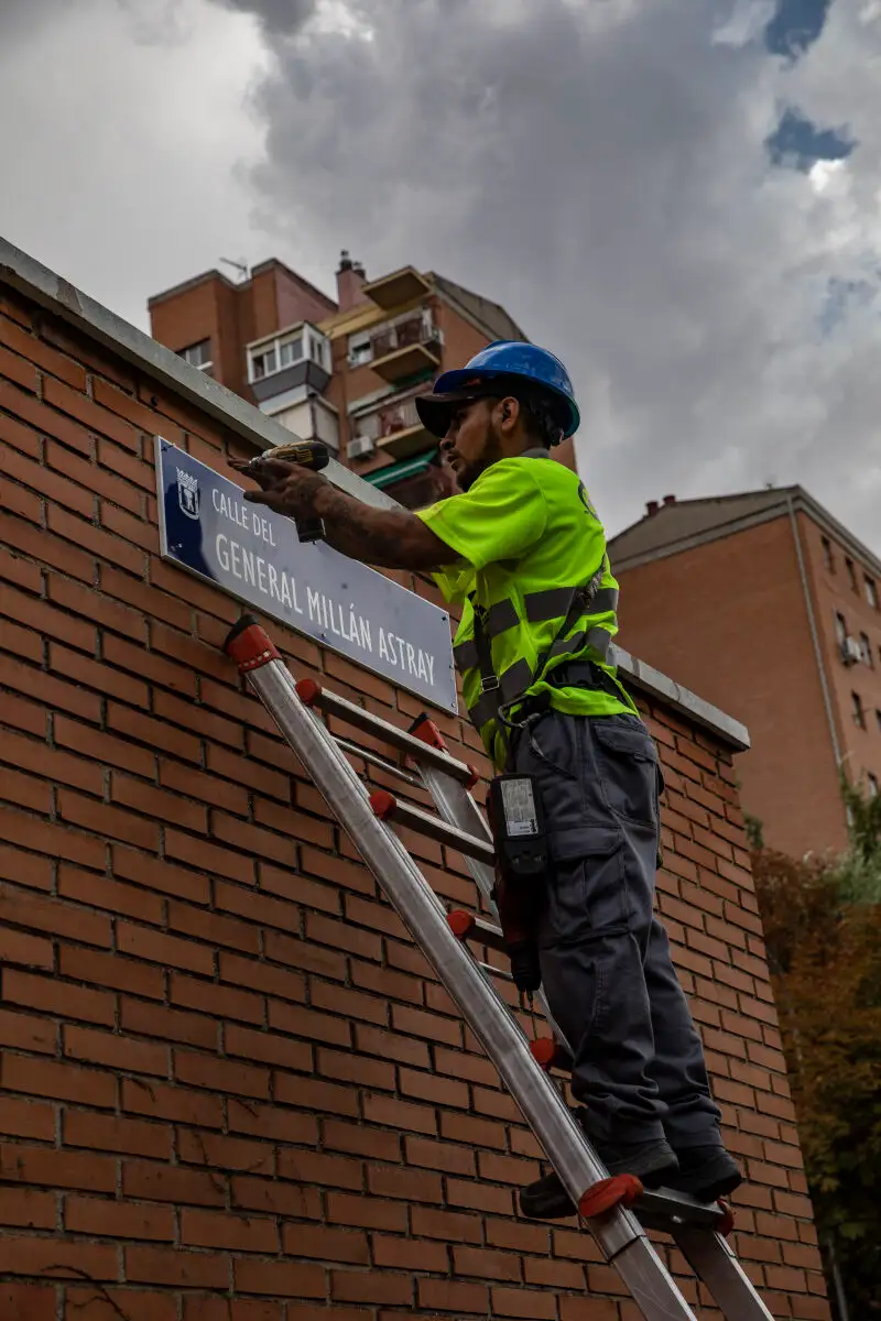 Cambio de placas de calles de Madrid.