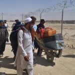 Una familia afgana entra a Pakistán por Chaman