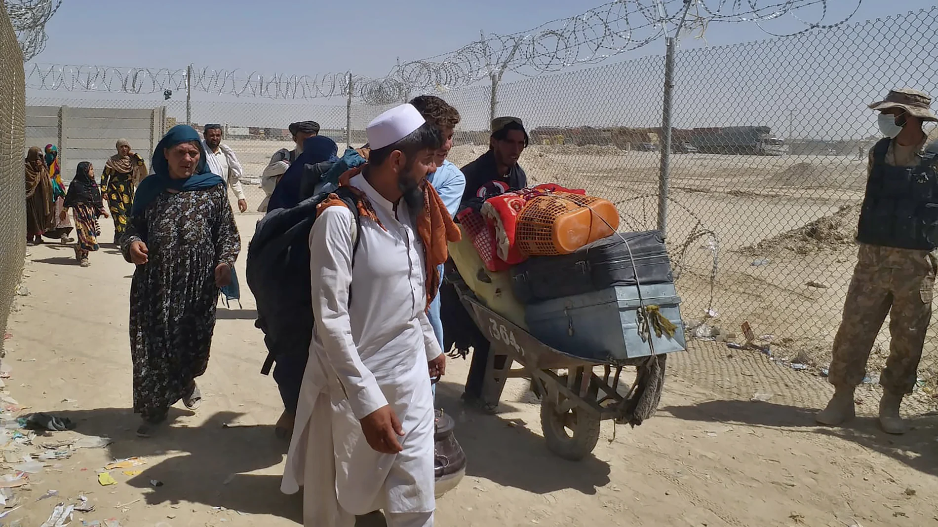 Una familia afgana entra a Pakistán por Chaman