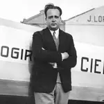 El ingeniero murciano Juan de la Cierva posa con el autogiro que le dio fama mundial