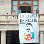 Imagen de la pancarta de Stalin colocada en el balcón del Ayuntamiento de Valencia
