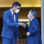 El presidente del Gobierno, Pedro Sánchez, recibe en el Palacio de la Moncloa al presidente de Ceuta, Juan Jesús Vivas (d), para buscar una solución a la situación de los menores marroquíes no acompañados que permanecen en la ciudad autónoma