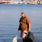 Un operario en las labores de limpieza en la playa de Puerto Bello de La Manga del Mar Menor