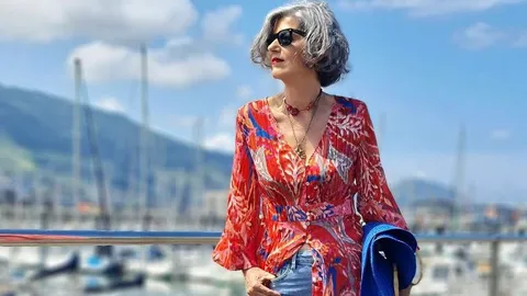 Carmen Gimeno con vestido de Zara y vaqueros.